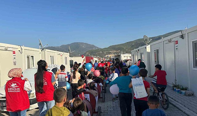 Osmaniye'de çocuklar 'Cumhuriyet Treni' ile konteyner kentte tur attı