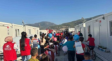 Osmaniye'de çocuklar 'Cumhuriyet Treni' ile konteyner kentte tur attı