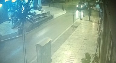 Otomobil ile çarpışan motosikletin sürücüsü kask sayesinde hafif yaralandı