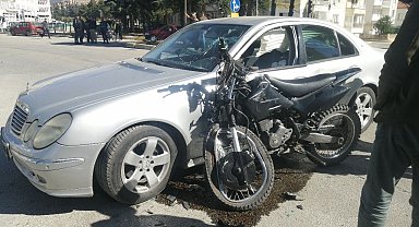 Otomobil ile motosiklet çarpıştı: 1 yaralı