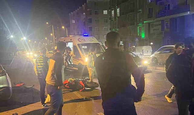 Otomobille çarpışan motosikletteki 2 şahıs yaralandı