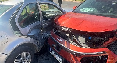Otomobiller kavşakta çarpıştı: 3 yaralı
