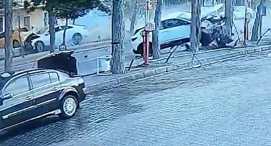 Otomobillerin çarpışması kameraya yansıdı, sürücü anne öldü