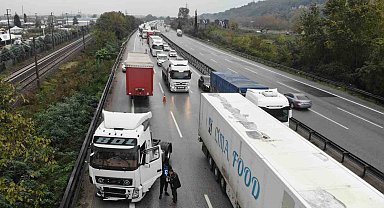 Otoyolda makaslayan tıra yolcu otobüsü çarptı: Kilometrelerce araç kuyruğu oluştu