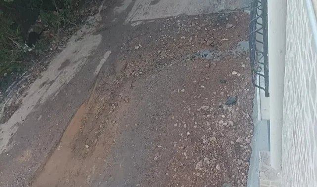 Panayır Mahallesi'nde patlayan su boruları isyan ettirdi