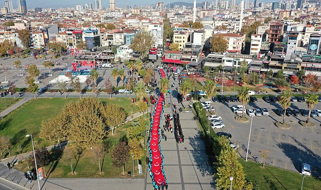 Pendik'te 101 metrelik Türk bayrağıyla Cumhuriyet kutlaması havadan görüntülendi