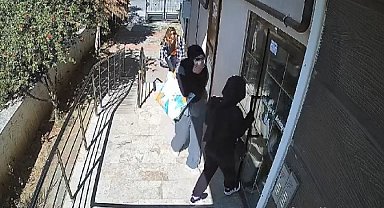Plastik şişe ile kapıları açıp, evleri soyuyorlardı