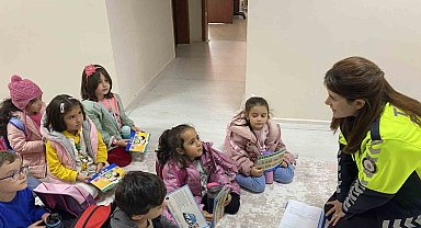 Polisten çocuklara trafik eğitimi