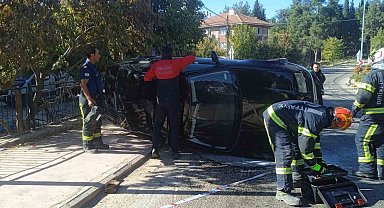 Refüje çarpan otomobil yan yattı; 2 yaralı