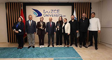 Rektör Sözbir ödül kazanan öğrencilerle bir araya geldi