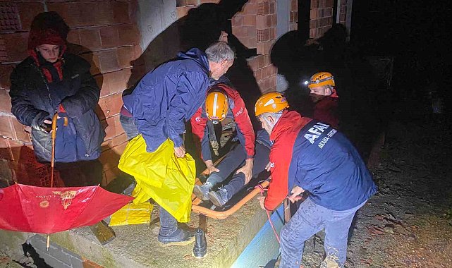 Rize'de heyelan riski nedeniyle bir ev tahliye edildi, yaşlı hasta sedye ile taşındı