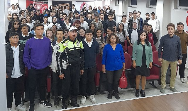 Salihli'de polis, öğrencilere trafik eğitimi verdi