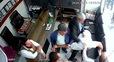 Şanlıurfa'da fotoğrafçı ile kardeşinin muhtar ve yakınları tarafından darp edildiği anlar kamerada