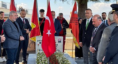 Şehitler için dua edildi, karanfiller bırakıldı