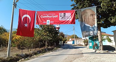 Şehzadeler'de meydanlar bayrak ve Atatürk posterleriyle donatıldı