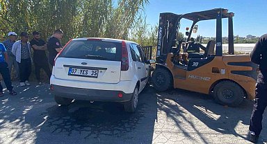 Serik'te forklift otomobilin motoruna saplandı, otomobil sürücüsü yaralandı
