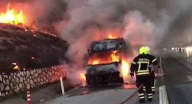 Servis aracı otoyolda yandı, yangın çalılara sıçradı