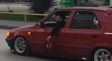 Seyir halinde otomobilinin direksiyonunu yerinden çıkarttı: Otomobille ölüm dansı