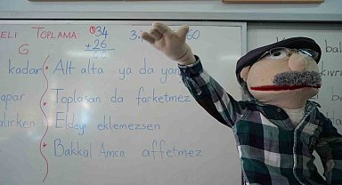Sınıf öğretmeni 'Bakkal Amca' ismini verdiği kukla ile dersleri işliyor