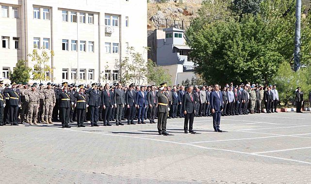 Şırnak'ta Cumhuriyet Bayramı kutlamaları çelenk töreniyle başladı