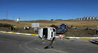 Sivas'ta otomobil ile hafif ticari araç çarpıştı: 7 yaralı