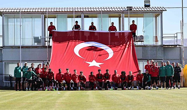 Sivasspor antrenmanda dev Türk bayrağı açtı