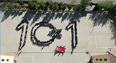 Siverek'te 700 öğrenciden Cumhuriyet'in 101'inci yılı koreografisi