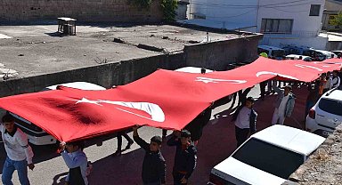 Siverek'te cumhuriyetin 101. yılında 101 öğrenci dev bayrakla kaleye çıktı