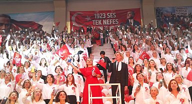 Soner Arıca İzmit'te Cumhuriyet için gönüllü sahne aldı