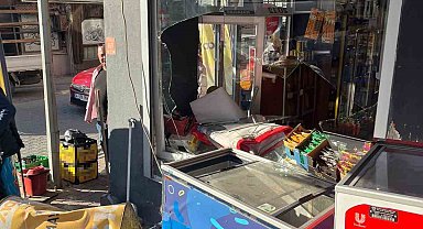 Sürücü dönerken gaza bastı, otomobil yayaya ve marketin duvarına çarptı