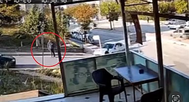 Sürücü fenalaştı yokuş aşağı giden araç, önce yayaya sonra otomobile çarptı