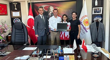 Tamer Kıral Türkiye 2.si olan Eslin Göktepeli'ye laptop hediye etti