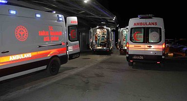 Tarım işçisi kadınları taşıyan traktörün römorku devrildi: 5 yaralı