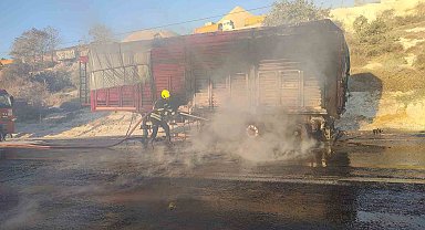 Tarsus'ta mısır yüklü tırda yangın