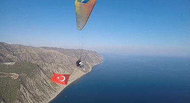 Tekirdağ'da yamaç paraşütçülerden Türk bayrağıyla Cumhuriyet uçuşu