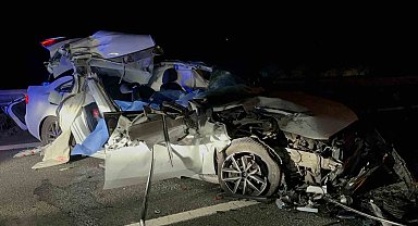 TEM'de feci kaza: Tıra çarpan otomobil kağıt gibi ezildi, 2 kişi hayatını kaybetti
