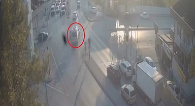 Ters yönden ilerleyen ambulans otomobile çarptı