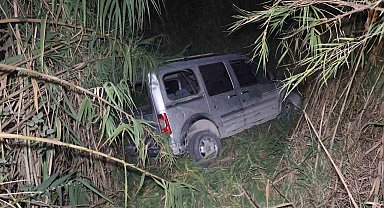 Ticari araç dereye uçtu, 2 kişi yaralandı