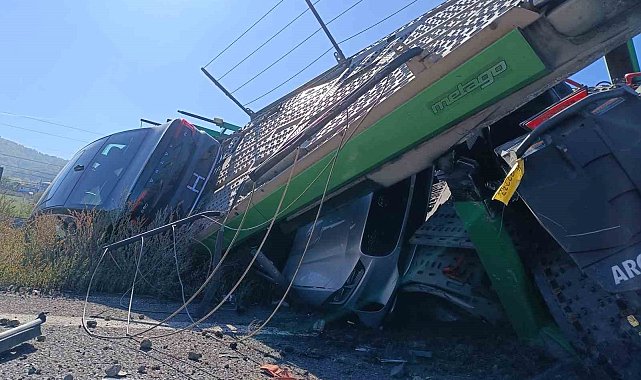 Tır kontrolden çıktı, lüks araçlar hurdaya döndü