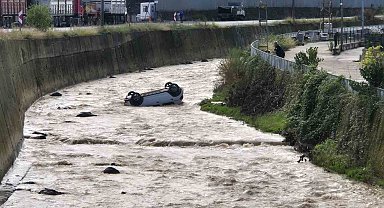 Trabzon'da araç dereye uçtu: 2 yaralı
