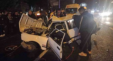 Trafik kazasında Tofaş otomobil hurdaya döndü: 4 yaralı
