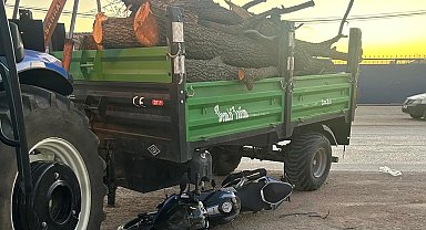 Traktöre çarpan motosikletin sürücüsü ölümden döndü