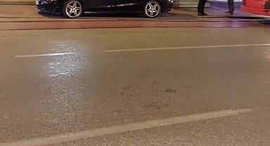 Tramvay yoluna park eden sürücü seferleri aksattı