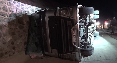 Tunceli'de canlı hayvan aracı devrildi: Sürücü yaralandı, çok sayıda hayvan telef oldu