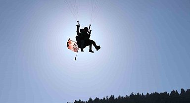 Türk bayraklarıyla dağın zirvesinden uçtular: "İstikbal göklerdedir"