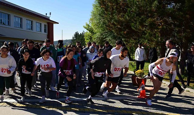 Üniversite öğrencileri, Cumhuriyet Bayramı için bin 923 metre koştu