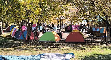 Üniversite öğrencilerinden göl kenarında kamp