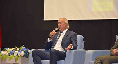 Üniversiteli gençler, Tikbaş'ın simit satıcılığından iş insanlığına uzanan hayat hikayesini nefes almadan dinledi