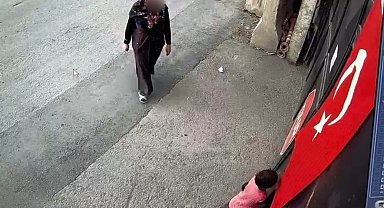 Van'da çocuk ve annenin Türk bayrağı sevgisi