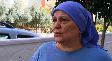 Yangını gören komşular karşı balkondan hortumla alevlere müdahale etti